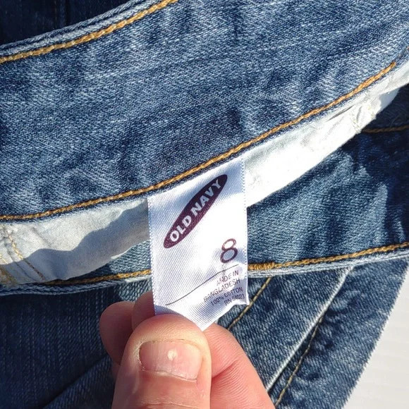 ๐OLD NAVY Mid-Rise Distressed Shorts in Medium Dark Wash - Picture 14 of 16